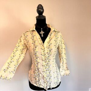 Chic Floral Button-Down Shirt in Yellow